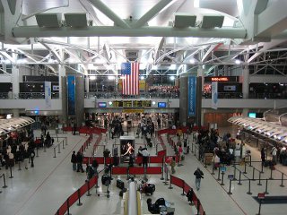 Сильные снегопады обрушились на северо-восток США, в аэропортах Нью-Йорка отменены более 1 тыс авиарейсов