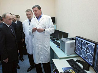 Премьер Путин, прибывший с рабочей поездкой в г.Иваново, посетил областную клиническую больницу 9 декабря 2010 года