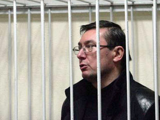 Печерский районный суд Киева в понедельник вынес решение о взятии под стражу бывшего министра внутренних дел Украины, лидера партии "Народная самооборона" Юрия Луценко