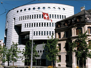 Базельскиий комитет, в задачу которого входит внедрение единых стандартов в сфере банковского регулирования, подготовил предложения банкам - те должны будут сообщать, как бонусы отражают показатели работы сотрудников
