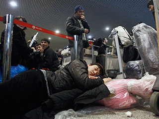 Напомним, а международных аэропортах "Домодедово" и "Шереметьево" возник хаос из-за многочисленных задержек с вылетами самолетов