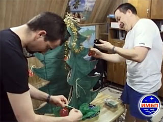 Интернациональный экипаж проекта "Марс-500" подготовился к празднованию Нового года: сделал елку и украшения из подручных средств