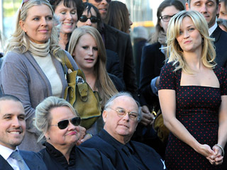 Риз Уизерспун (на фото крайняя справа) обручилась с работающим в кинематографе агентом Джимом Тотом (крайний слева, рядом с родителями актрисы)