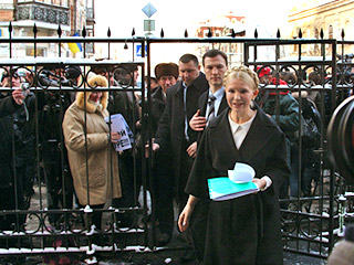 Бывшая премьер-министр Украины, глава оппозиционной партии "Батькiвщина" и Юлия Тимошенко, находящаяся под подпиской о невыезде, заявила, что примет приглашение Европейской Народной партии (ЕНП) приехать в Брюссель