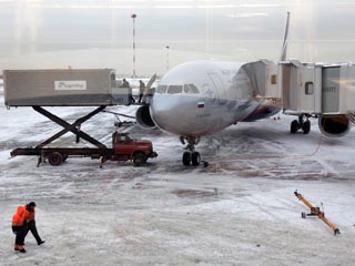Многие интернет-пользователи все чаще делают предположения и склоняются к версии, что, по крайней мере в аэропорту "Шереметьево" имеет место быть забастовка сотрудников "Аэрофлота"