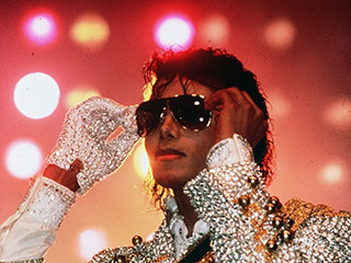 Представители покойного поп-музыканта Майкла Джексона направили письмо исполнительному директору телеканала Discovery Дэвиду Заславу с требованием отменить запланированный показ телешоу "Аутопсия Майкла Джексона: что на самом деле убило Майкла"
