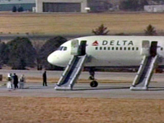 Пассажирский самолет американской авиакомпании Delta, на борту которого находились 225 человек, совершил экстренную посадку в штате Колорадо из-за неполадки в работе одного из двигателей