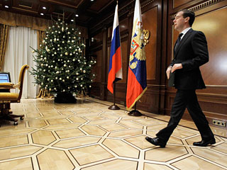 "Новый год - это прекрасный праздник. Я собираюсь его хорошо провести с семьей - так, как это принято практически в любой российской семье, где все могут собраться вместе", - сказал Медведев