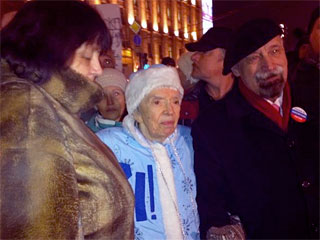 На Триумфальную площадь приехала правозащитница Людмила Алексеева в костюме Снегурочки