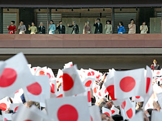 Около 77 тыс. японцев сегодня пришли к императорскому дворцу в центре Токио, чтобы поздравить монарха и членов его семьи с Новым годом