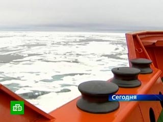 В Сахалинском заливе Охотского моря пленником льдов стало еще одно судно - траулер "Мыс Елизаветы" из Приморского края