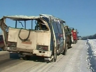 В Углегорском районе Сахалина рейсовый автобус "ПАЗ" столкнулся с "КамАЗом" и опрокинулся в кювет - пострадали 14 пассажиров автобуса