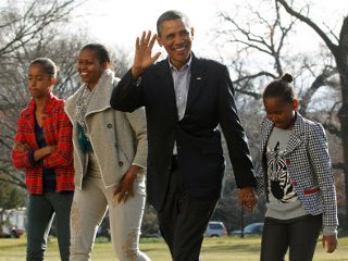 Президент США Барак Обама вернулся в Вашингтон из Гонолулу (Гавайи), где по традиции проводил зимние праздники