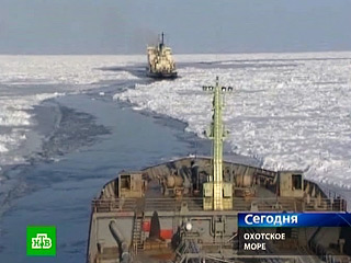 Два траулера из пяти оказавшихся затертых льдами в Сахалинском заливе в среду освобождены из ледового плена