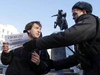 Семеро активистов оппозиции, проводивших пикеты в поддержку арестованных, задержаны в Москве