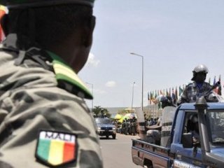 Преступник, взорвавший бомбу перед посольством Франции в столице Мали Бамако, был вооружен автоматом и гранатой