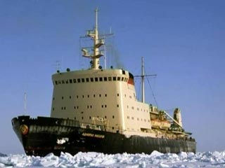 Ледокол "Адмирал Макаров" Дальневосточного морского пароходства прошел через тяжелые льды Сахалинского залива Охотского моря и вывел из них научно-исследовательское судно "Профессор Кизеветтер"