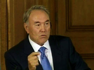 Президент Казахстана Нурсултан Назарбаев отклонил предложение парламента о вынесении на референдум изменений в Конституцию, предусматривающих продление полномочий первого президента страны