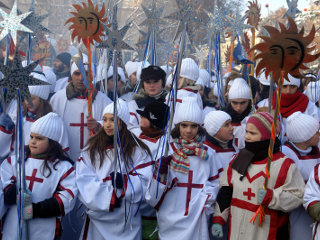 Главными участниками массового шествия являются "несущие благую весть". Это, в основном, дети, одетые в белые одежды с изображенными на ней красными крестами. Они песнопениями оповещают о Рождении Христа