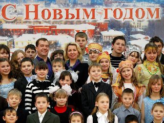 Медведев рад, что теперь праздник Рождества в отличие от советских времен могут отмечать все россияне