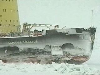 Ледокол "Адмирал Макаров" вывел из льдов Охотского моря еще одно судно
