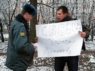 Оппозиционеры продолжат серию пикетов в поддержку Немцова, Лимонова и Косякина
