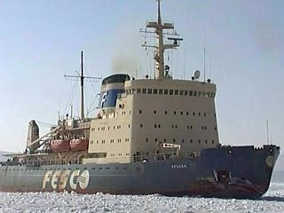 На помощь судам, застрявшим во льдах Охотского моря, сегодня подошел ледокол "Красин"