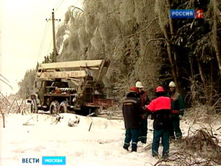 Восстановление электроснабжения Московской области, нарушенное ледяным дождем и обильным снегопадом, в воскресенье продолжили 238 аварийно-восстановительных бригад