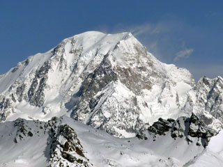 Французские спасатели выражают все большую тревогу относительно судьбы трех украинских лыжников, блокированных с минувшего четверга в массиве Монблана во Французских Альпах на высоте 4303 метра