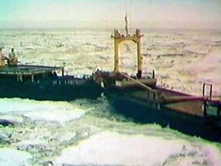 Проведение спасательной операции в Сахалинском заливе, где ледоколы пытаются вызволить из ледового плена несколько судов, осложняют неблагоприятные метеоусловия: ветер скоростью до 20 метров в секунду, мороз до 23 градусов и лед толщиной до двух метров