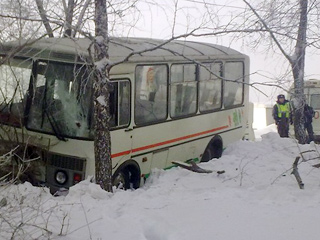 В Кировском районе Новосибирска столкнулись следовавшие в одном направлении автобусы ПАЗ-32054
