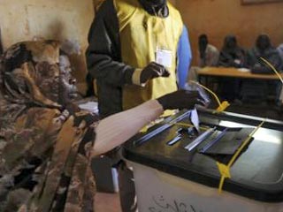 Высокой активностью избирателей на юге Судана и пустыми участками на севере завершился сегодня первый день референдума о самоопределении Южного Судана
