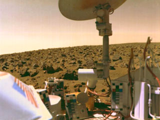 В 1976 году два американских посадочных модуля Viking, исследовавшие грунт на Красной планете, зафиксировали в нем наличие органики, однако тогда эксперты NASA решили, что она была принесена этими аппаратами с Земли