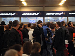 "Аэрофлот" предоставит ваучеры пассажирам, которые из-за непогоды и отсутствия у авиакомпании антиобледенителя провели несколько дней перед Новым годом в аэропорту