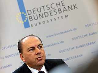 Пока рано говорить о том, что долговой кризис в Европе удалось сдержать, считает член совета Европейского центрального банка и глава немецкого Бундесбанка Аксель Вебер