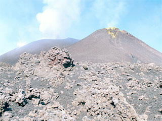 На Сицилии в среду вечером вновь активизировался вулкан Этна - крупнейший из действующих в Европе