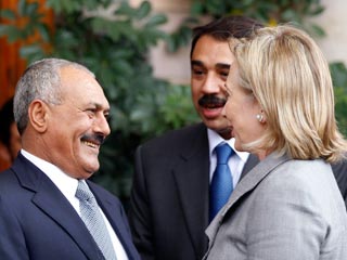 Госсекретарь США Хиллари Клинтон, совершающая турне по странам Персидского залива, нанесла незапланированный визит в Йемен