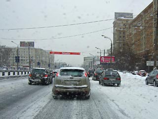 Сильный снегопад, который несколько часов назад начался в Московском регионе, спровоцировал многочисленные заторы на московских дорогах