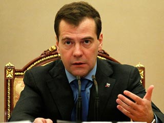 Президент Дмитрий Медведев потребовал проверить достоверность деклараций о доходах чиновников. Он поручил заняться этим государственной налоговой службе и Генпрокуратуре