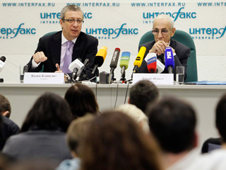 В офисе "Интерфакса" прошла пресс-конференция адвокатов Михаила Ходорковского Юрия Шмидта и Вадима Клювганта