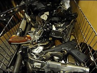 После кровавой бойни в Аризоне, в результате которой погибли 6 и были ранены 14 человек, в США резко выросли продажи огнестрельного оружия