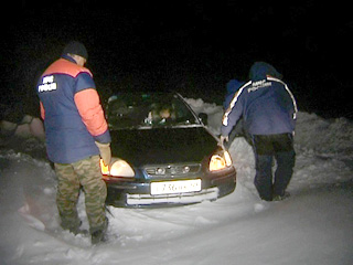 В Магаданской области в сугробах застряли машины с людьми