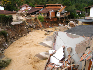 Наводнения и вызванные ими оползни в бразильском штате Рио-де-Жанейро уже стали крупнейшим стихийным бедствием в истории Бразилии