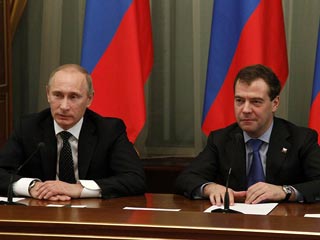 Электоральный рейтинг Владимира Путина упал за полгода на 6%, а Дмитрия Медведева - вырос, но большинство россиян по-прежнему хотели бы видеть кандидатом на выборах президента весной 2012 года Путина