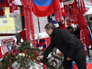 Сергей Митрохин возложил цветы к остановке, где был убит Егор Свиридов 