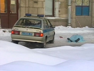 В Кировском районе Петербурга погиб рабочий, сорвавшись с крыши, которую чистил
