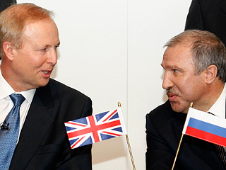 Президент "Роснефти" Эдуард Худайнатов и глава ВР Роберт Дадли поздно вечером в пятницу в Лондоне подписали ряд соглашений