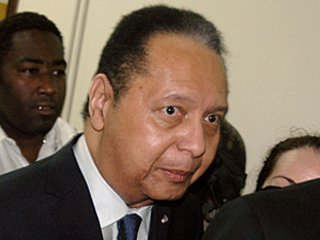 Бывший диктатор Гаити Жан-Клод Дювалье в сопровождении сотрудников полиции покинул здание прокуратуры Порт-о-Пренса