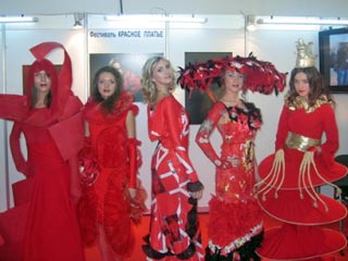 В Пермь съехались мастера со всей России на Международный фестиваль моды "Красное платье", который открылся сегодня в городе