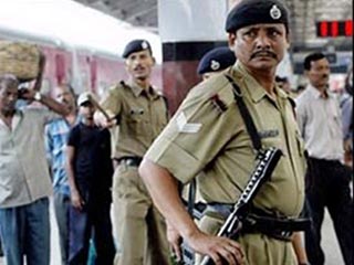 Индийская полиция ведет розыск преступника, который напал на молодую женщину с детьми, чтобы изнасиловать ее